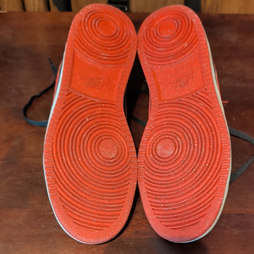 Nike Men's Black and Red Sneakers - Picture 4 of 5